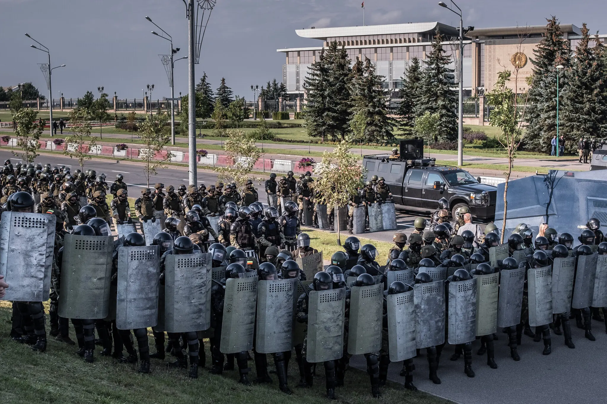 Поліція в Мінську в 2020 році, коли сотні тисяч продемократичних протестувальників тижнями демонстрували